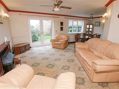 OPEN PLAN LOUNGE/DINING AREA
